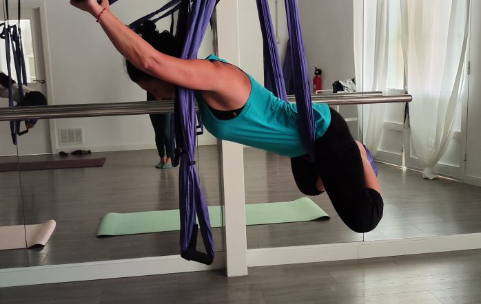 Práctica innovadora y divertida que combina elementos del yoga tradicional, danza, acrobacias y ejercicio físico. Esta disciplina te permite desafiar la gravedad y llevar a cabo tu práctica de yoga a nuevas alturas
