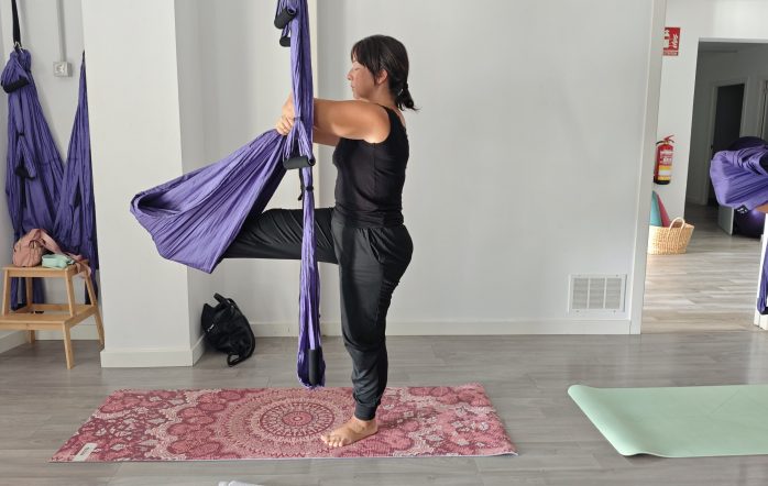 El equilibrio es una habilidad clave tanto en la práctica del yoga como en la vida diaria. Con el columpio de yoga, no solo es posible mejorar la estabilidad y la coordinación, sino también profundizar en la comprensión del cuerpo y cómo se relaciona con la gravedad. En este post, vamos a explorar cómo el columpio puede ayudarte a trabajar tu equilibrio, la biomecánica involucrada y cómo pequeños ajustes en la posición del cuerpo pueden hacer una gran diferencia.