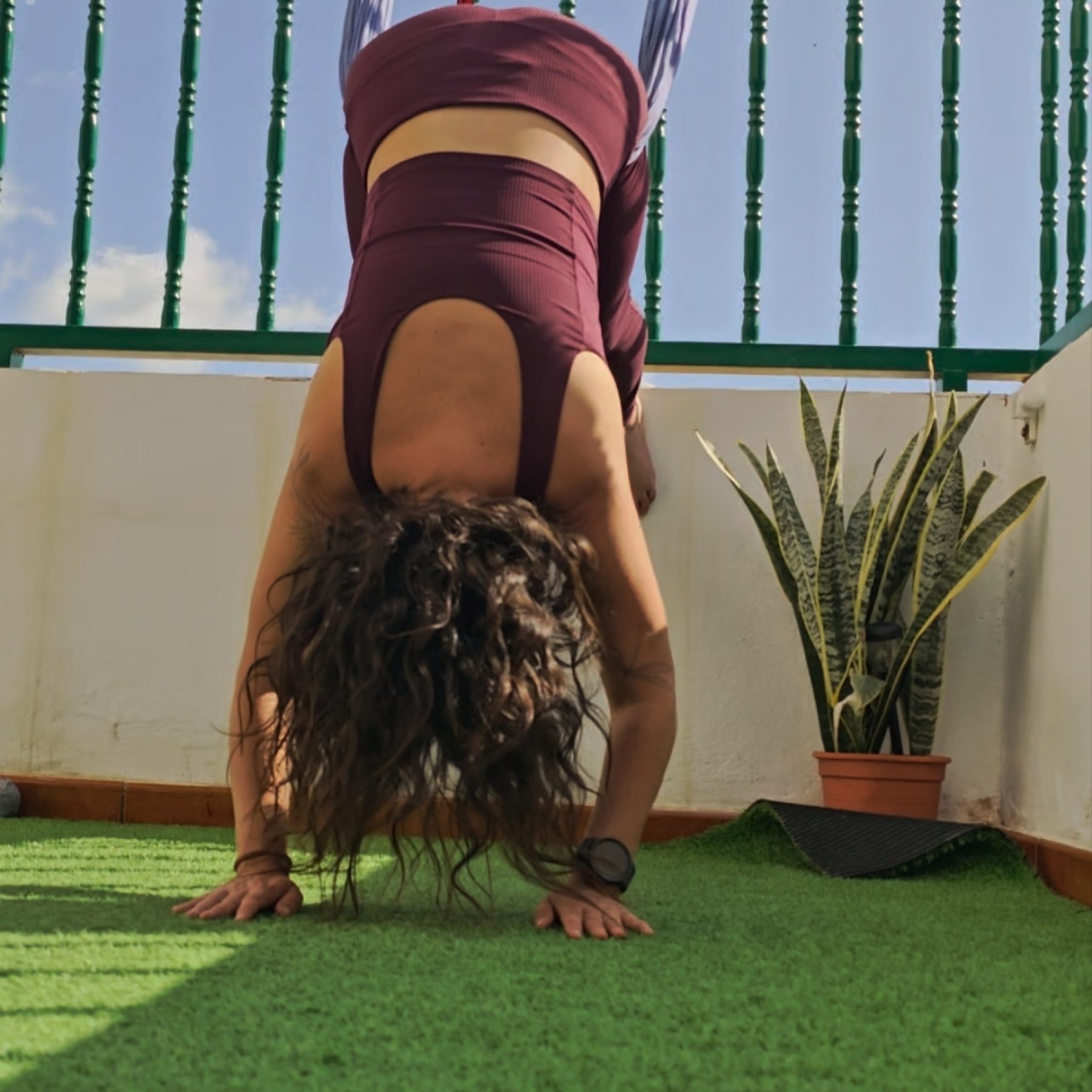 invertida en reja terraza foto columpio de yoga colgado en eterior