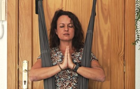 ¿Alguna vez te has detenido a pensar en cómo te sientes en tu propio cuerpo? La consciencia corporal es mucho más que un concepto abstracto; es una herramienta poderosa que puede transformar tu vida. Hoy vamos a explorar qué es la consciencia corporal, por qué es esencial y cómo puedes aprovecharla tanto dentro como fuera del aula de yoga.