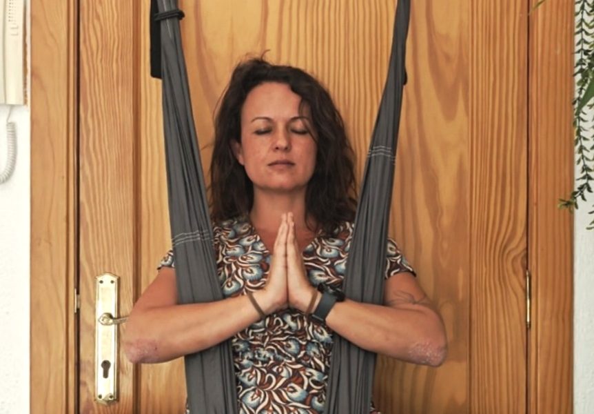 ¿Por qué deberías colgar un columpio de yoga en tu casa (aunque no hayas hecho una voltereta en tu vida)?